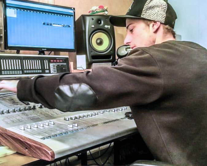 about Rentyourstudiogear.ch